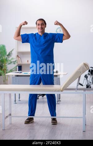 Junge männliche Arzt in der Klinik arbeiten Stockfoto