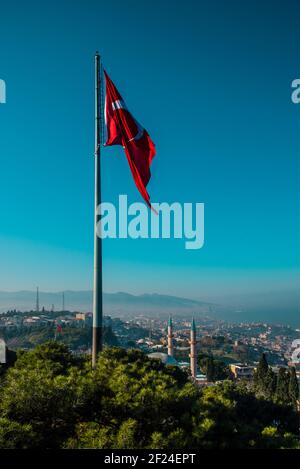 Foto der Stadt Izmir vom Kadifekale Hügel mit türkischer Flagge Stockfoto