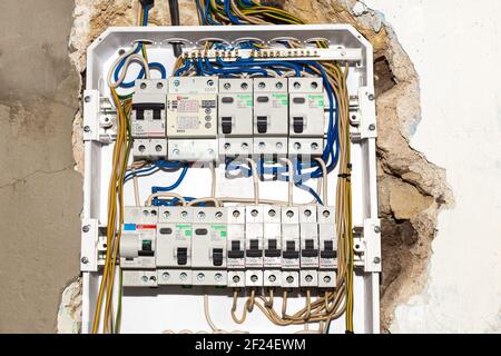 Anapa, Russland-07,11.2020: Elektrische Schalttafel. In der Hauswand ist ein multifunktionales Stromsteuerpult installiert. Stockfoto