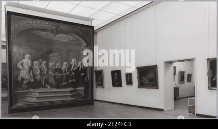Raum 136 mit Gemälden von Cornelis Troost, links ein großes Gemälde auf einer Tafel; Drucker Erweiterung, Dezember 1992.Links 'die Regenten des Aalmozenweeshuis in Amsterdam', rechts der Durchgang zum Salon 137. Stockfoto