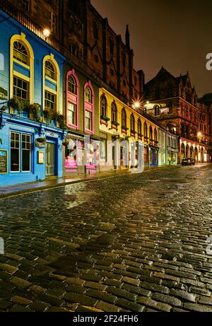 West Bow und Victoria Street im Herzen des historischen Edinburgh ist die Heimat vieler farbenfroher unabhängiger Fachgeschäfte Stockfoto