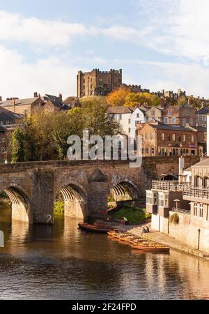 Herbstansicht der Stadt Durham, der Burg Keep und Elvet Bridge über dem Fluss Wear, Co. Durham, England, Großbritannien Stockfoto