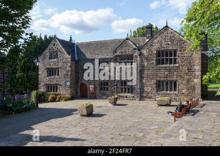 Illkey Manor House eine seltene Überlebende aus Stein gebauten mittelalterlichen Herrenhaus jetzt das Museum und Kunstgalerie für diese gut Yorkshire Stadt Stockfoto