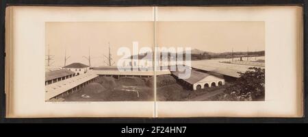 Blick auf die Gebäude, Kais und Umgebung der Tanjong Pagar Dock Co. Ltd. In Singapur; Panorama der fünf Blätter Aufgaben aus dem Haus des Wharf Superintendenten.Panorama bestehend aus fünf Drucken. Teil des Fotoalbums der tanjong Pagar Dock co. Ltd. In Singapur. Stockfoto