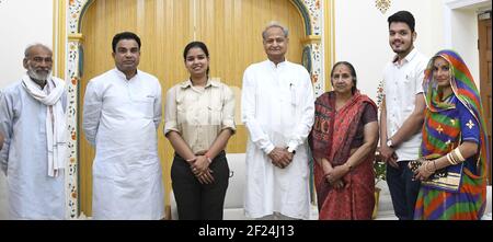 Jaipur, Rajasthan, Indien, 10. März 2021: Rajasthan Chief Minister Ashok Gehlot trifft Vasundhara Chauhan nach ernennt als Police Sub Inspector für Tapferkeit in seinem Wohnsitz in Jaipur. Der 25-jährige Vasundhara zeigt den Mut, einen direkten wagemutigen Kampf gegen bewaffnete Schläger anzurichten, die am 3. März einen Bus des öffentlichen Nahverkehrs in Dholpur Angriffen. Kredit: Sumit Saraswat/Alamy Live Nachrichten Stockfoto