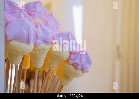 Köstliche Leckereien für Kinder, in Form von kleinen Eiscreme Lutscher, geformt wie Zuckerwatte. Stockfoto