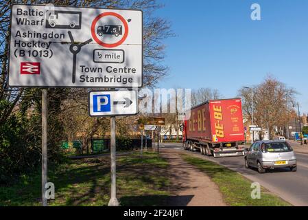 Viel befahrene Straße nach Rochford, Essex, Großbritannien, mit Schildern nach Baltic Wharf, Ashingdon, Hockley, Stambridge und Town Cente. Schwerlastfahrzeug Stockfoto