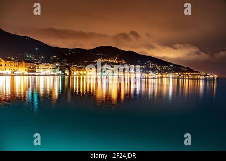 Pontile Bestoso Alassio, nachts Stockfoto