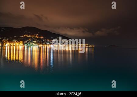 Pontile Bestoso Alassio, nachts Stockfoto