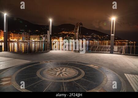 Pontile Bestoso Alassio, nachts Stockfoto