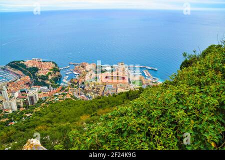 Luftpanorama des Hafens von Fontvieille und DES STADIONS von Monaco von Tete de Chien. Stockfoto