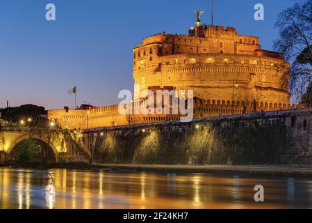 Die Engelsburg und der Tiber in Rom in der Nacht Stockfoto