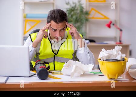 Junge männliche Architekt die Arbeit im Büro Stockfoto