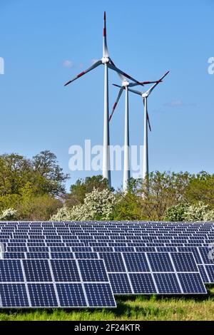 Sonnenkollektoren und Windkraftanlagen in Deutschland gesehen Stockfoto