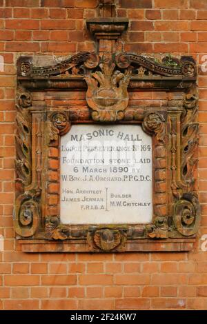 Plakette der Freimaurerhalle an der Wand in Sidmouth, Devon, Großbritannien Stockfoto