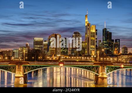 Die Wolkenkratzer des Finanzviertels in Frankfurt am Main nachts Stockfoto