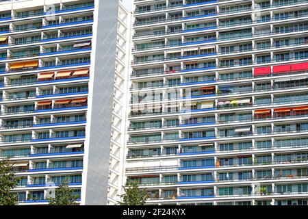 Typischer Plattenbau im ehemaligen Ostteil Berlins Stockfoto