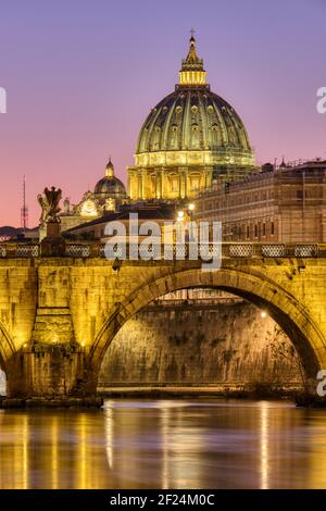 Die Petersbasilika in der Vatikanstadt, Italien, im Zwielicht Stockfoto