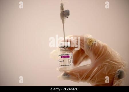 Rom, Italien. März 2021, 10th. Rom, Den 10. März 2021. Verabreichung von Anti-Covid-Impfstoffen am Rotkreuz am Bahnhof Termini nur redaktionelle Verwendung Kredit: Unabhängige Fotoagentur/Alamy Live Nachrichten Stockfoto