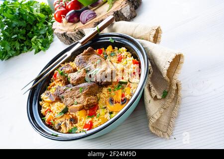 Gebratener Reis mit Gemüse und Fleisch Stockfoto