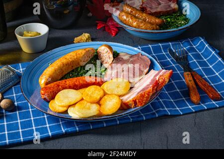 Köstlicher oldenburger Grünkohl mit Pinkelwurst Stockfoto