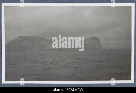 Gezicht op de kust van Gibraltar.Teil des Reisealbums mit Fotos von Aktivitäten und Sehenswürdigkeiten auf Sumatra und Java und von der Reise nach und von den Niederländischen Ostindien. Stockfoto