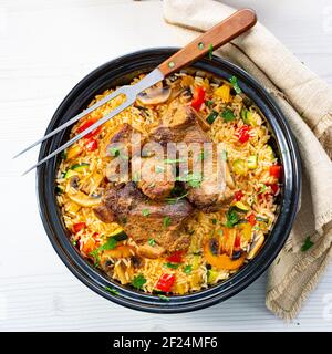 Gebratener Reis mit Gemüse und Fleisch Stockfoto