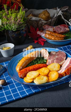 Köstlicher oldenburger Grünkohl mit Pinkelwurst Stockfoto