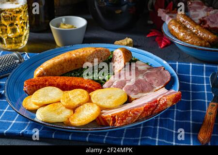 Köstlicher oldenburger Grünkohl mit Pinkelwurst Stockfoto
