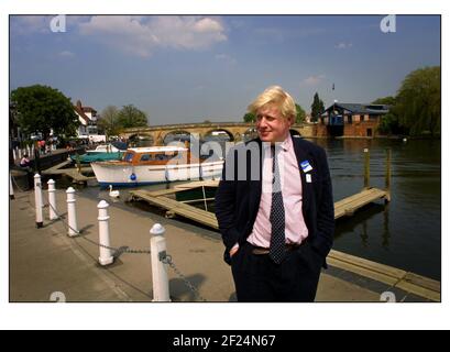 BORIS JOHNSON KONSERVATIVER KANDIDAT FÜR HENLEY AUS UND ÜBER TREFFEN UND GRÜSST DIE ÖFFENTLICHKEIT IN HENLEY AN DER THEMSE ALS ER SEINE KAMPAGNE BEGINNT, DIE ALS KANDIDAT FÜR STEHT DIE KONSERVATIVE PARTEI Stockfoto