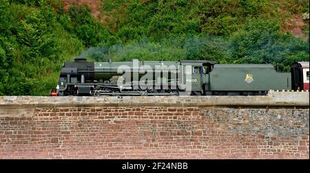 LMS No 46100 Royal Scot schleppt den Torbay Express entlang der Ufermauer in Teignmouth, South Devon, 3rd. Juli 2016. Stockfoto