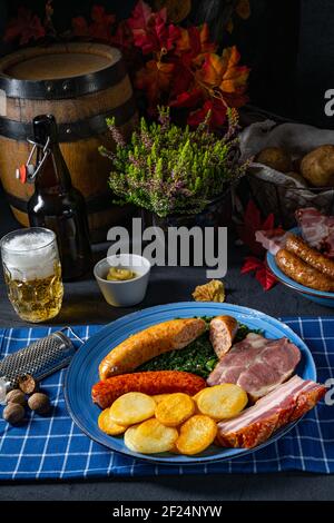 Köstlicher oldenburger Grünkohl mit Pinkelwurst Stockfoto