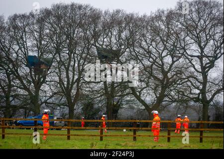 Great Missenden, Buckinghamshire, Großbritannien. März 2021, 10th. Am frühen Morgen haben HS2 Ltd und das National Eviction Team Stop HS2 Aktivisten aus dem Protestcamp Save Leather Lane vertrieben. HS2 schnitten Gliedmaßen von den Eichen ab, von denen einige eindeutig potenzielle Fledermausquartiere in sich hatten, sowie Hecken zerstörten, um einen hohen Sicherheitszaun zu errichten. Die Einheimischen sind wütend, dass HS2 jetzt 14 oder mehr dieser viel geliebten schönen Eichen fallen wird. Die umstrittene High Speed 2 Bahnverbindung von London nach Birmingham ist eine riesige Narbe über die Chilterns, die eine AONB ist. Quelle: Maureen McLean/Alamy Live Stockfoto