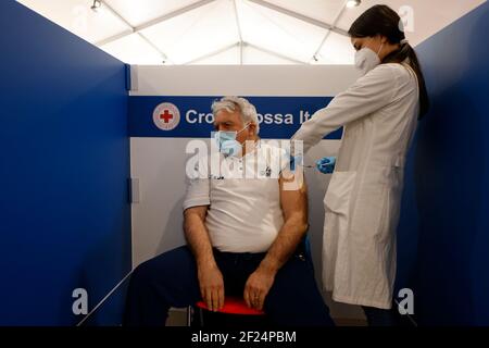 Rom, Italien. März 2021, 10th. Rom, Den 10. März 2021. Verabreichung von Anti-Covid-Impfstoffen am Rotkreuz am Bahnhof Termini nur redaktionelle Verwendung Kredit: Unabhängige Fotoagentur/Alamy Live Nachrichten Stockfoto