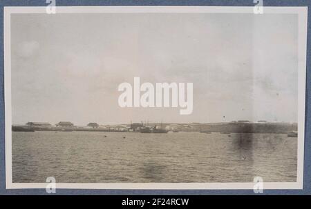 Gezicht op de HAVEN van Perim.Teil des Reisealbums mit Fotografien von Aktivitäten und Sehenswürdigkeiten auf Sumatra und Java und von der Reise nach und von den Niederländischen Ostindien. Stockfoto