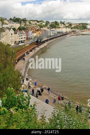 Menschenmassen versammeln sich entlang der Küste von Dawlish, um die LMS No 46100 Royal Scot zu sehen, die mit der Royal Duchy Rail-Tour nach Cornwall, 30.07.2017, vorbeifährt. Stockfoto