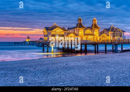 Das wunderschöne Meer Seebrücke von Sellin auf der Insel Rügen in Deutschland vor Sonnenaufgang Stockfoto