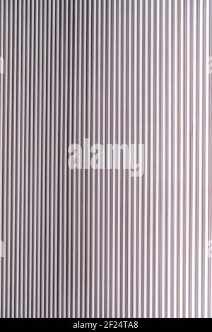 Die Beschaffenheit der Wand ist aus Metall Beschichtung von riesigen Aluminium Platten der Entlastung Form mit horizontalen Kerben gemacht. Eine Vielzahl von Metal siding close-up Stockfoto