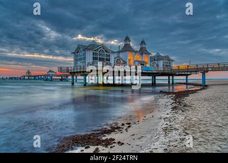 Die Seebrücke von Sellin auf der Insel Rügen in Deutschland mit dunklen Wolken vor Sonnenaufgang Stockfoto