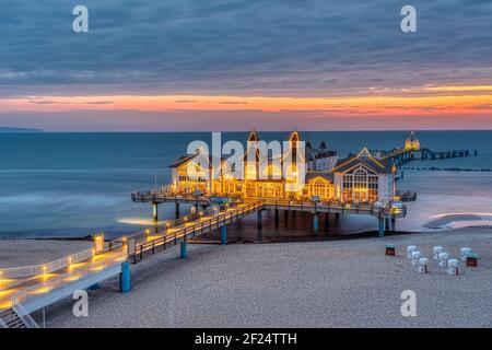 Das wunderschöne Meer Seebrücke von Sellin auf der Insel Rügen in Deutschland in der Morgendämmerung Stockfoto