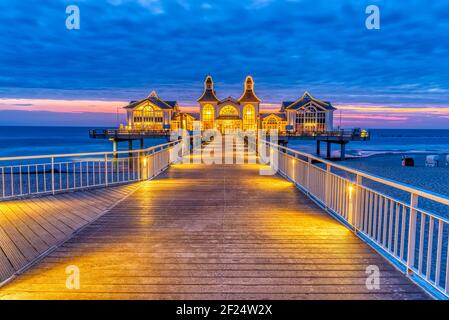 Das wunderschöne Meer Seebrücke in Sellin auf Rügen vor Sonnenaufgang Stockfoto