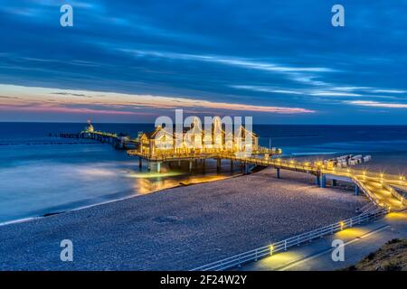 Strand und Meer Seebrücke in Sellin auf der Insel Rügen in Deutschland vor Sonnenaufgang Stockfoto