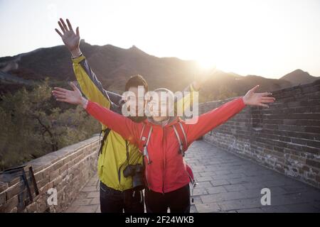 Junge Paare fotografieren im Tourismus der Großen Mauer Stockfoto