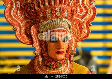 Payyanur, Indien - 4. Dezember 2019: Porträt einer unbekannten Theyyam-Tänzerin während des Tempelfestivals in Payyanur, Kerala, Indien. Theyyam ist ein beliebtes Stockfoto