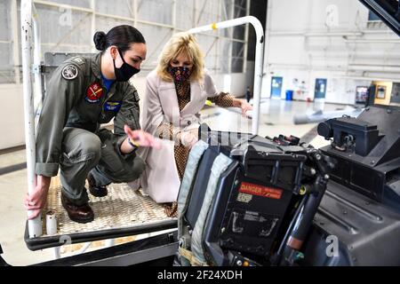 US First Lady Dr. Jill Biden zeigt das Cockpit eines EA-18G Growler Kampfjets von Pilot LT. Cate Oakley, bei einem Besuch der Fluglinie auf der Naval Air Station Whidbey Island 9. März 2021 in Oak Harbor, Washington. Die First Lady besuchte die Basis, um Unterstützung für Militärmitglieder und ihre Familien zu zeigen und über die Joint Forces Initiative zu sprechen. Stockfoto