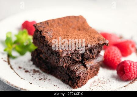 Schokoladen-Brownies mit Himbeere und Kakaopulver Stockfoto