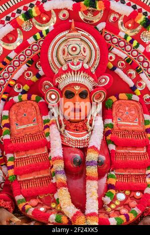 Payyanur, Indien - 5. Dezember 2019: Porträt einer unbekannten Theyyam-Tänzerin während des Tempelfestivals in Payyanur, Kerala, Indien. Theyyam ist ein beliebtes Stockfoto