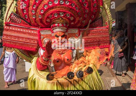 Payyanur, Indien - 5. Dezember 2019: Theyyam Künstler auftreten während Tempelfest in Payyanur, Kerala, Indien. Theyyam ist eine beliebte rituelle Form von Wors Stockfoto