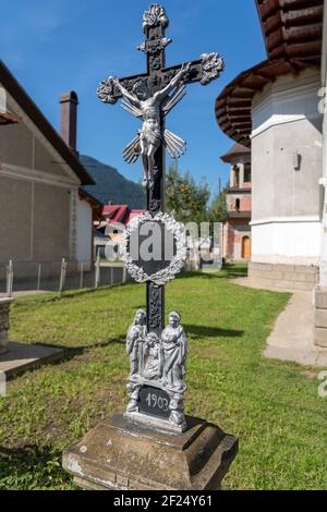 CAMPULUNG MOLDOVENESC, TRANSYLVANIA/RUMÄNIEN - SEPTEMBER 18 : Kreuz vor einer griechisch-orthodoxen Kirche, die in Campulung renoviert wird Stockfoto