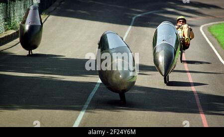 BEI DEN HUMAN POWERED VEHICLE CHAMPIONSHIPS IN BRIGHTON HABEN DIE TEILNEHMER IHRE MASCHINEN AUF HERZ UND NIEREN GEPRÜFT. Stockfoto